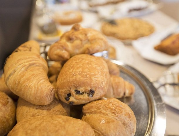 hotel-lago-colico-comomeer-ontbijt-croissants.jpg