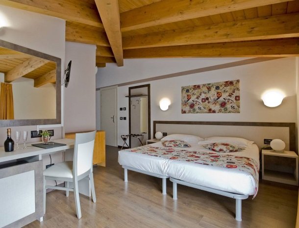 hotel-lago-colico-comomeer-slaapkamer-bed.jpg