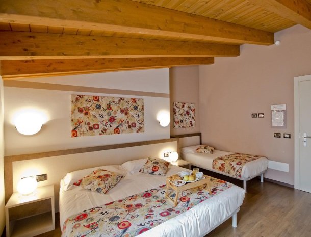 hotel-lago-colico-comomeer-slaapkamer-extrabed.jpg