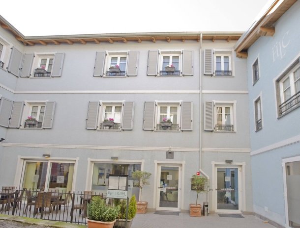 hotel-lago-colico-comomeer-voorkant.jpg