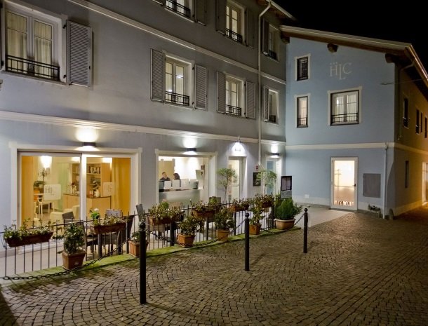 hotel-lago-colico-comomeer-buitenkant-avond.jpg
