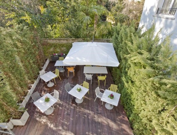 hotel-lago-colico-comomeer-tuin-parasol.jpg