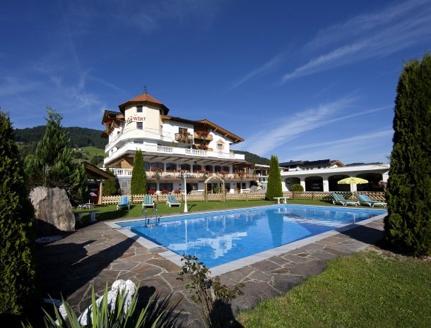 hotel-leamwirt-hopfgarten-tirol-zwembad.jpg