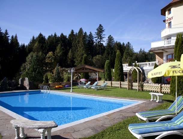 hotel-leamwirt-hopfgarten-tirol-zwembad-ligstoel.jpg
