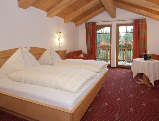 hotel-leamwirt-hopfgarten-tirol-slaapkamer-balkon.jpg