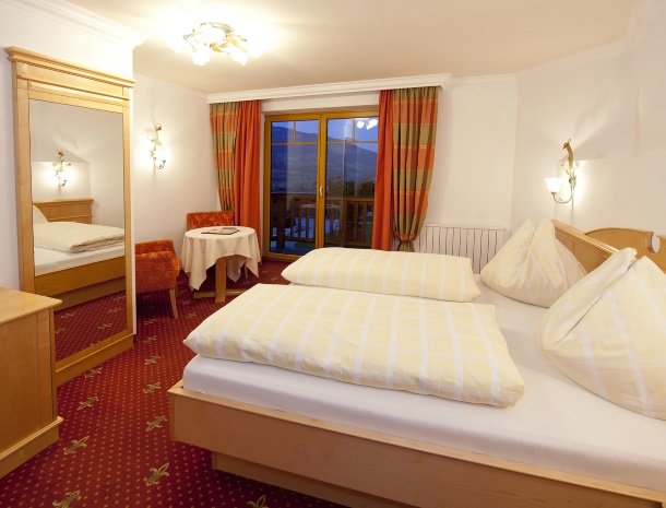 hotel-leamwirt-hopfgarten-tirol-slaapkamer-avond.jpg