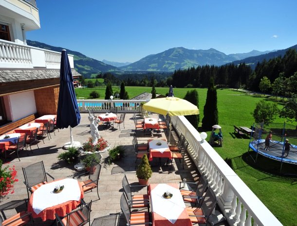 hotel-leamwirt-hopfgarten-tirol-terras-tuin.jpg