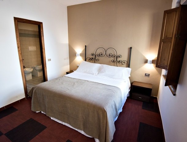 albergo-del-chianti-greve-slaapkamer-bed-badkamer.jpg