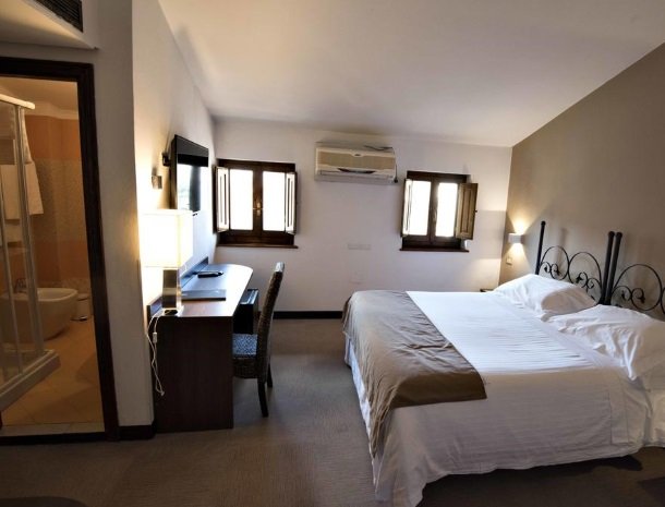 albergo-del-chianti-greve-slaapkamer-badkamer.jpg