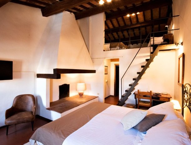 albergo-del-chianti-greve-slaapkamer-bed-boven.jpg