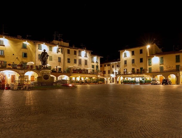 albergo-del-chianti-greve-hoofdplein-avond.jpg