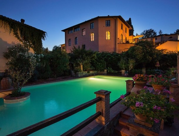 albergo-del-chianti-greve-zwembad-avond.jpg