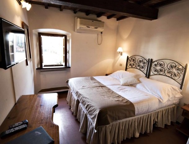 albergo-del-chianti-greve-slaapkamer-raam.jpg