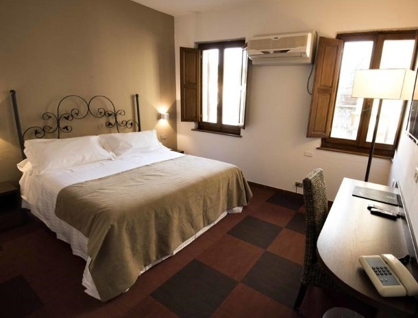 albergo-del-chianti-greve-slaapkamer-bed-raam.jpg