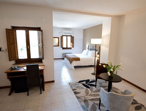 albergo-del-chianti-greve-slaapkamer-zitje.jpg