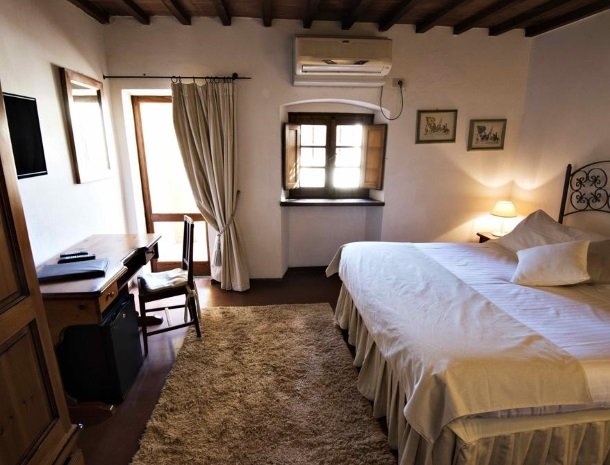 albergo-del-chianti-greve-slaapkamer-buro.jpg