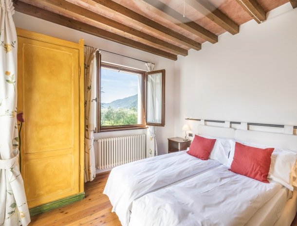 agriturismocadellago-comomeer-slaapkamer.jpg