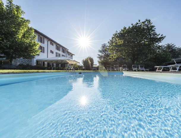agriturismocadellago-comomeer-zwembad-zon.jpg
