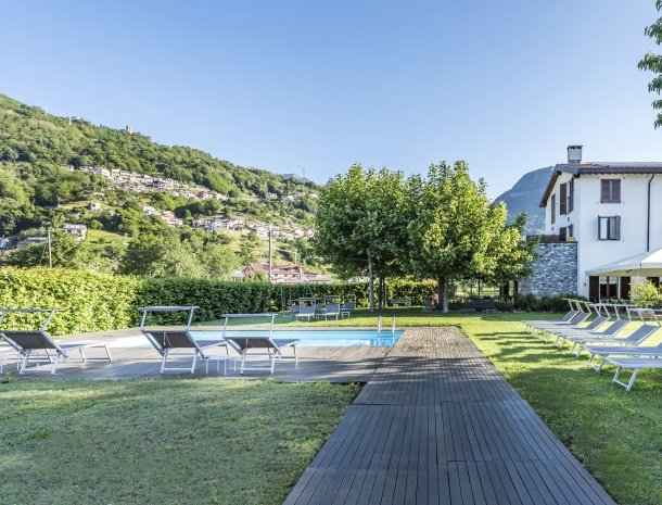 agriturismocadellago-comomeer-zwembad-omgeving.jpg