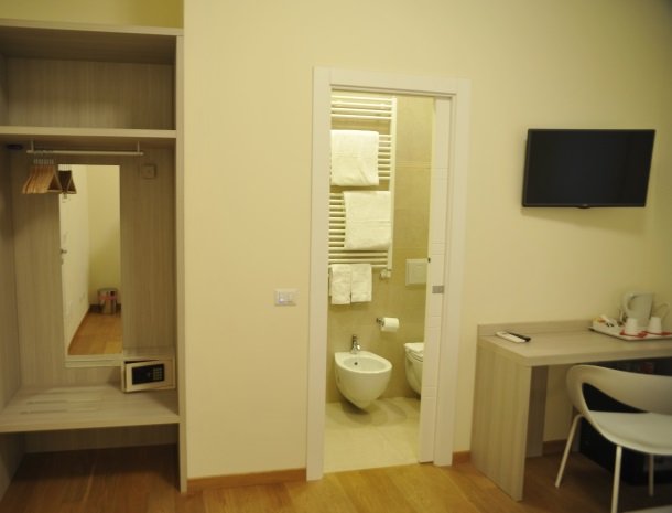 viadelle5terre-slaapkamer-buro-badkamer.jpg