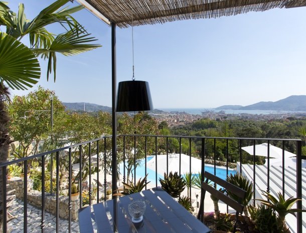 villa-amaranta-la-spezia-slaapkamer-romantisch-terras.jpg