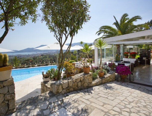villa-amaranta-la-spezia-tuin-zwembad-veranda.jpg