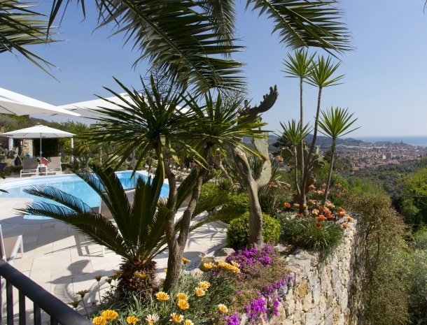 villa-amaranta-la-spezia-uitzicht-zwembad.jpg