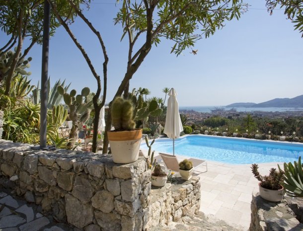 villa-amaranta-la-spezia-tuin-zwembad.jpg