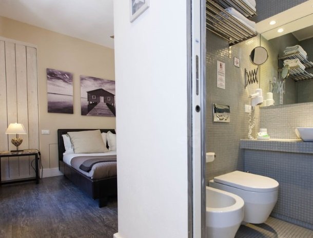 villa-amaranta-la-spezia-slaapkamer-badkamer.jpg