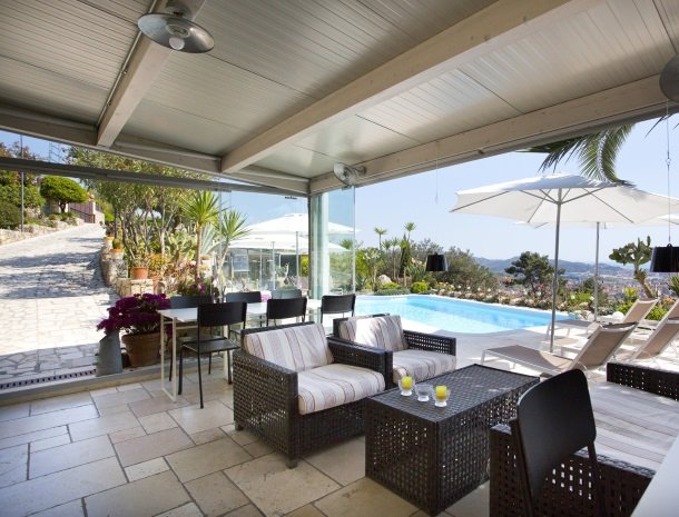 villa-amaranta-la-spezia-veranda-zwembad.jpg