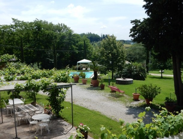 relais-del-lago-capannori-lucca-uitzicht-tuin.jpg