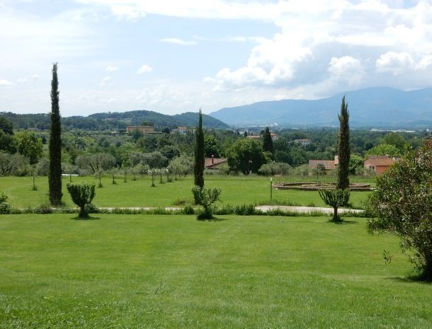 relais-del-lago-capannori-lucca-uitzicht-tuin-vallei.jpg