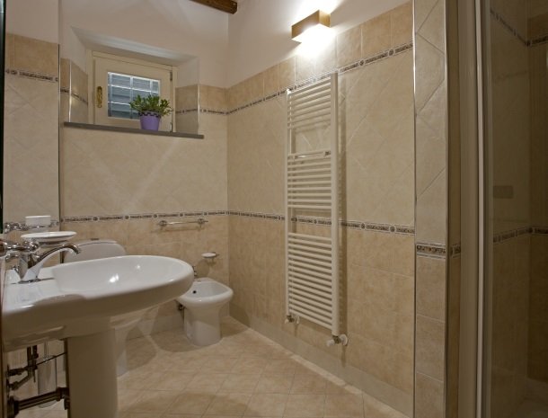 tenuta-san-giovanni-lucca-appartement-verbena-badkamer.jpg