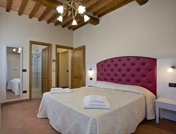 tenuta-san-giovanni-lucca-appartement-camomilla-slaapkamer.jpg