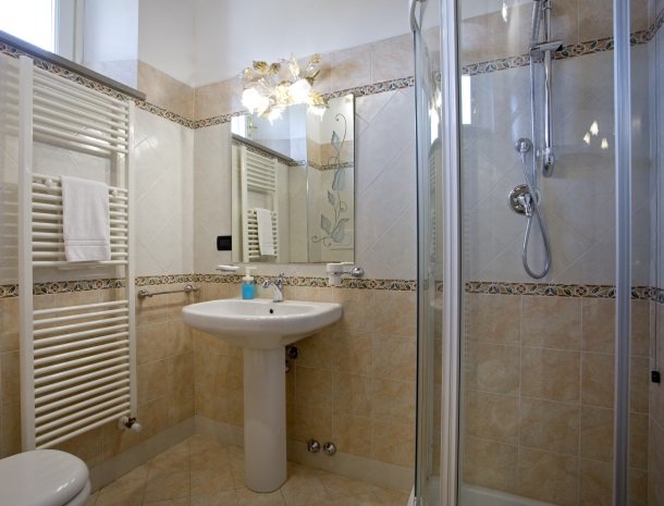 tenuta-san-giovanni-lucca-appartement-camomilla-badkamer.jpg