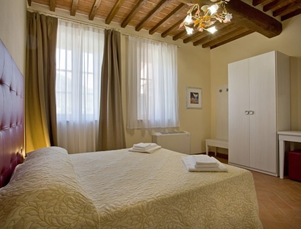 tenuta-san-giovanni-lucca-appartement-camomilla-slaapkamer-bed.jpg