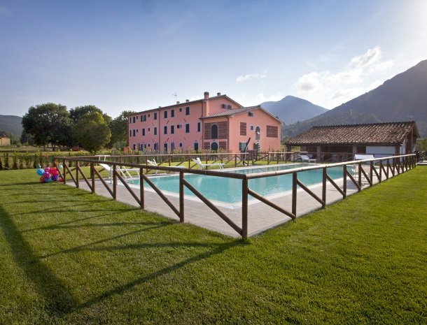 tenuta-san-giovanni-lucca-appartementen-met-zwembad-overzicht.jpg