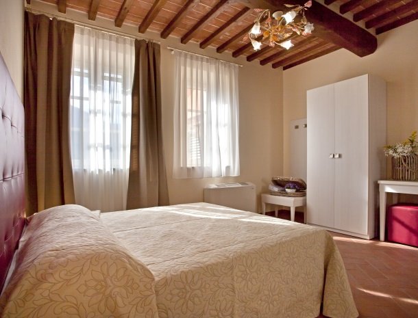 tenuta-san-giovanni-lucca-appartement-camomilla-slaapkamer-bed-raam.jpg