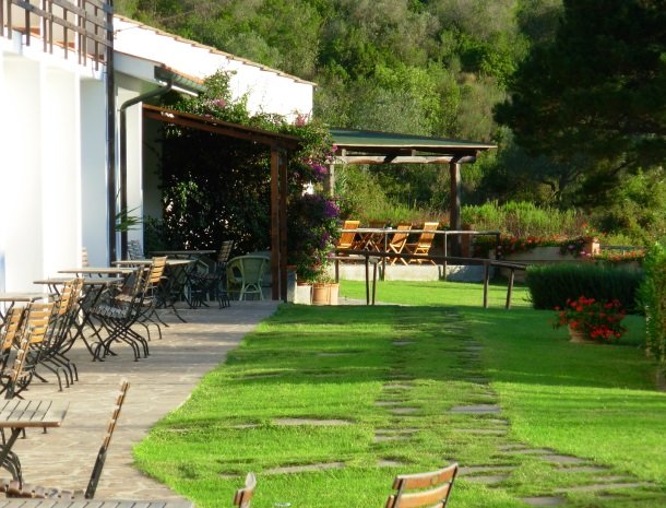 hotel-il-caminetto-portoferaio-tuin-terrasjes.jpg