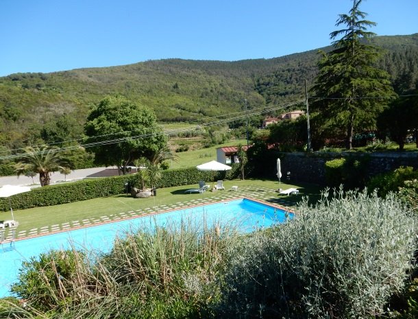 hotel-il-caminetto-portoferaio-uitzicht-zwembad.jpg