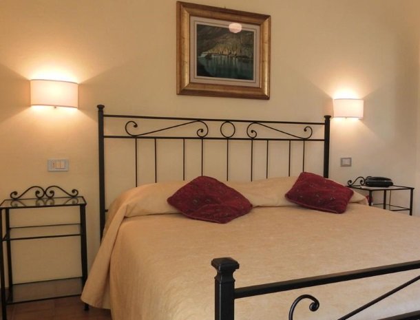 hotel-il-caminetto-portoferaio-kamer-bed.jpg