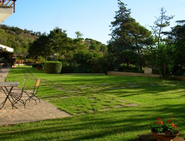hotel-il-caminetto-portoferaio-tuin-kamers.jpg