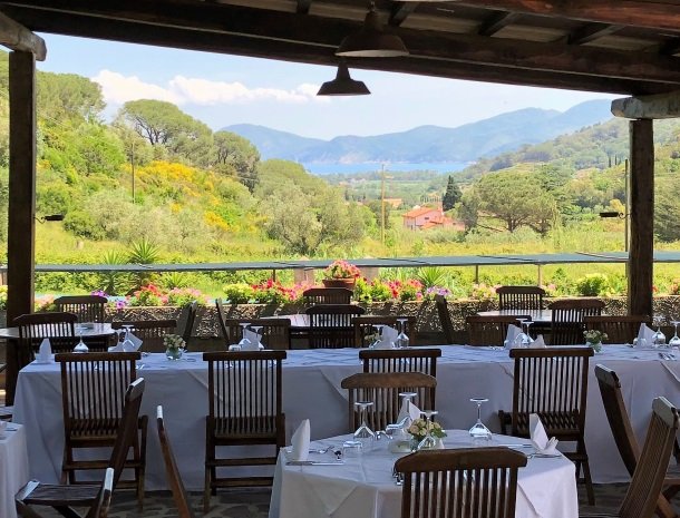 hotel-il-caminetto-portoferaio-veranda-uitzicht.jpg