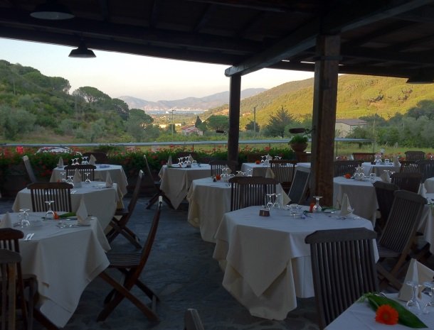 hotel-il-caminetto-portoferaio-terras-bij-restaurant.jpg