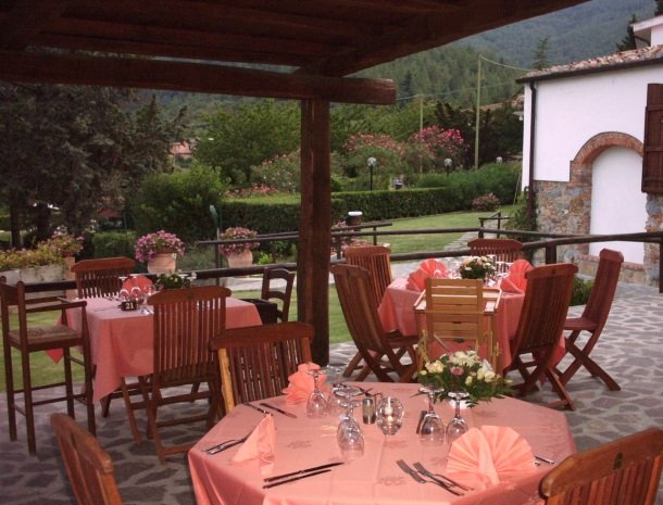 hotel-il-caminetto-portoferaio-terras-restaurant.jpg