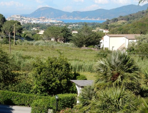 hotel-il-caminetto-portoferaio-uitzicht-stad.jpg