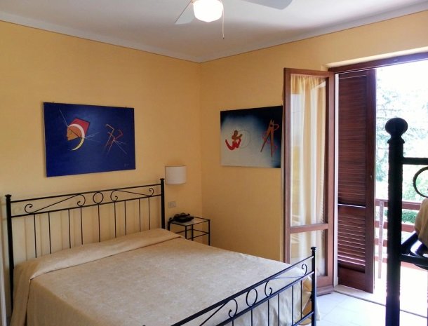 hotel-il-caminetto-portoferaio-slaapkamer.jpg
