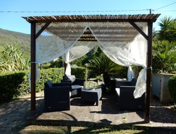 hotel-il-caminetto-portoferaio-tuin-gazebo.jpg