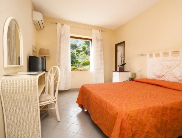 hotel-cernia-sant-andrea-elba-slaapkamer-bed.jpg