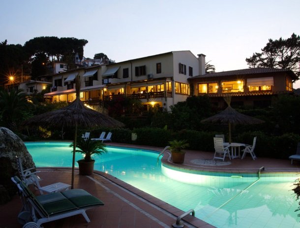 hotel-cernia-sant-andrea-elba-zwembad-avond.jpg